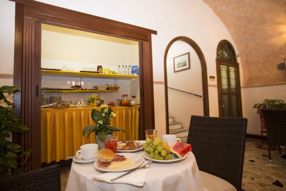 Gaudi Guesthouse Rome Bagian luar foto